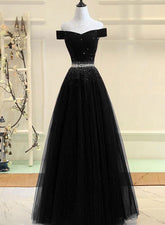 Vestido de fiesta de tul negro con hombros descubiertos y cuentas
