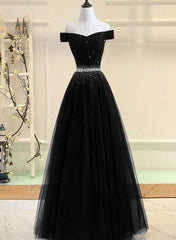 Vestido de fiesta de tul negro con hombros descubiertos y cuentas