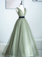 Vestido formal largo de tul verde claro con escote en V y corte A