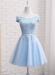 Hermoso vestido de fiesta de tul azul claro con hombros descubiertos