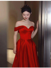 Vestido formal rojo de escote corazón y hombros descubiertos hasta la rodilla