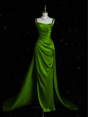 Vestido de fiesta largo con tirantes verdes y cola