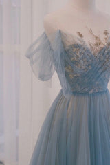 Vestido de fiesta azul de corte A con apliques de encaje