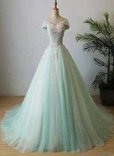 Elegante vestido de tul verde claro con hombros descubiertos para quinceañeras