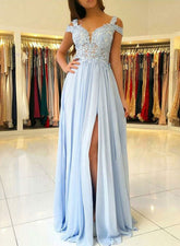 Hermoso vestido formal largo de gasa azul claro con encaje