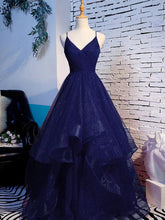 Hermoso vestido de fiesta largo con tirantes y capas de tul.
