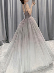 Hermoso vestido formal largo de tul con tirantes degradados en gris
