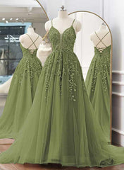 Vestido de fiesta con cola larga y tirantes finos en forma de A