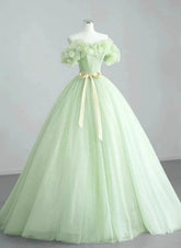 Lindo vestido de fiesta de tul verde con escote en forma de corazón