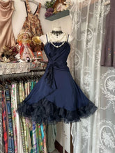 Vestido de fiesta corto azul marino con tirantes hasta la rodilla