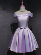 Vestido de fiesta de satén morado claro con escote en forma de corazón y hombros descubiertos