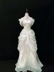 Vestido de fiesta de organza color marfil con escote en forma de A y encaje