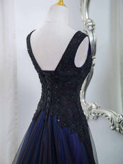 Vestido de fiesta de tul negro y azul con apliques de encaje y escote en V