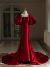 Vestido de noche largo de satén rojo vino con mangas cortas abullonadas