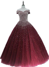 Hermoso vestido de fiesta de quinceañera con hombros descubiertos en color burdeos brillante