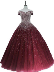 Hermoso vestido de fiesta de quinceañera con hombros descubiertos en color burdeos brillante