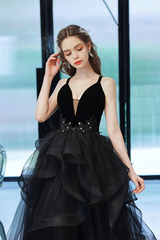 Vestido largo de fiesta de tul con escote en V y tirantes negros
