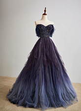 Vestido de fiesta morado con escote en forma de corazón y cuentas y hombros descubiertos en degradado