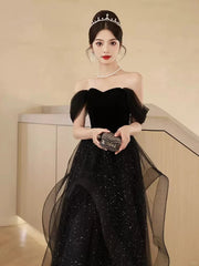 Vestido de fiesta negro con escote en forma de A y hombros descubiertos