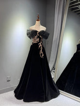 Vestido de fiesta negro de tul y terciopelo con hombros descubiertos