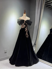 Vestido de fiesta negro de tul y terciopelo con hombros descubiertos