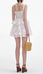Chic White Lace Tiered Mini Dress with Sweetheart Neckline
