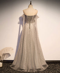 Vestido de noche largo de tul con perlas y un hombro gris