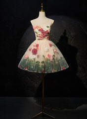 Vestido de fiesta color champán claro con escote redondo y flores bonitas