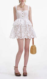 Chic White Lace Tiered Mini Dress with Sweetheart Neckline