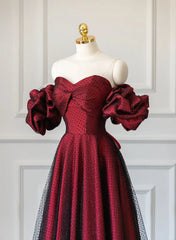 Vestido formal largo con hombros descubiertos en color rojo vino