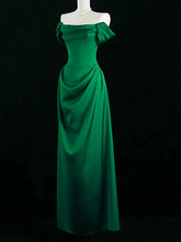 Vestido formal verde de corte A con hombros descubiertos y largo hasta el suelo
