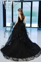Vestido largo de fiesta de tul con escote en V y tirantes negros