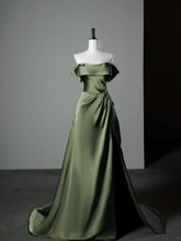 Vestido de noche largo de satén verde suave con hombros descubiertos y corte A