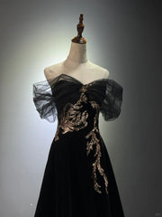 Vestido de fiesta negro de tul y terciopelo con hombros descubiertos
