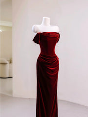 Vestido de fiesta de terciopelo con hombros descubiertos y corte sirena en color rojo vino