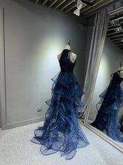 Elegante vestido de fiesta largo azul marino con lentejuelas y tul
