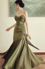 Precioso vestido de fiesta largo con tirantes de corazón en satén verde