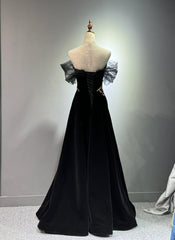 Vestido de fiesta negro de tul y terciopelo con hombros descubiertos
