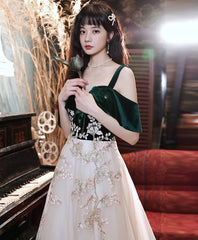 Vestido de noche con top de terciopelo verde y apliques de encaje de tul color marfil