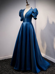 Vestido de fiesta largo de satén azul con mangas cortas