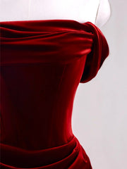 Vestido de fiesta de terciopelo con hombros descubiertos y corte sirena en color rojo vino