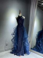 Elegante vestido de fiesta largo azul marino con lentejuelas y tul
