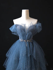 Vestido de fiesta azul glamuroso con capas, cuentas y hombros descubiertos