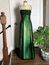 Vestido de fiesta de tul con tirantes en color verde oscuro y corte A
