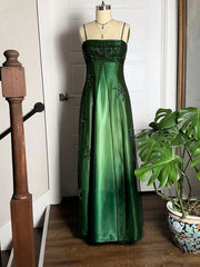 Vestido de fiesta de tul con tirantes en color verde oscuro y corte A