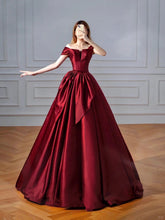 Elegante vestido de fiesta de satén rojo vino con hombros descubiertos