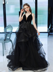 Vestido largo de fiesta de tul con escote en V y tirantes negros