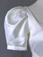 Vestido de fiesta blanco de satén con mangas cortas y corte A