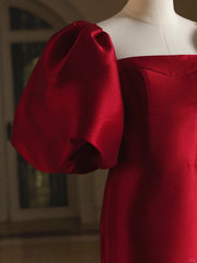 Vestido de noche largo de satén rojo vino con mangas cortas abullonadas