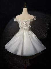 Vestido corto de fiesta con encaje y flores blancas